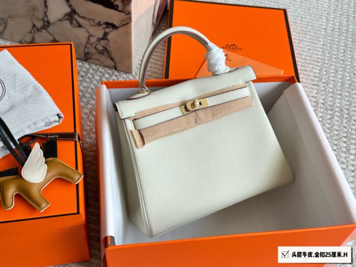 Hermès Kelly 25 Top-Grain Togo Leather Timeless Luxury, Effortlessly Versatile - Image 4