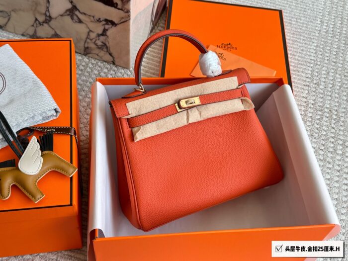 Hermès Kelly 25 Top-Grain Togo Leather Timeless Luxury, Effortlessly Versatile - Image 6