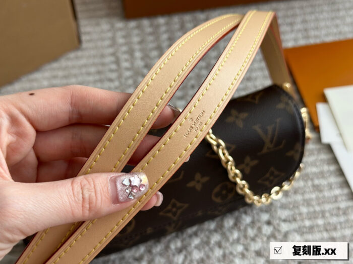Louis Vuitton Ivy Woc Double Chain Mahjong Bag Crossbody, Shoulder Or Handheld Carry Built-In Card Slots - Image 6