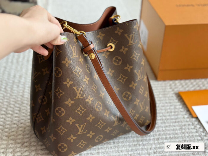 Louis Vuitton Noé Bucket Bag Soft Texture Crossbody/Single Shoulder - Image 4