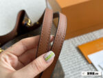 Louis Vuitton Noé Bucket Bag Soft Texture Crossbody/Single Shoulder - Image 6