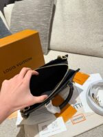 Louis Vuitton On The Go Horizontal Small Handbag - Elephant Grey/Embossed Excellent Capacity And Design. - Image 5