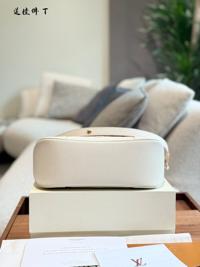Louis Vuitton May New Release: Creamy Strawberry Croissant Bag Creamy White With Strawberry Sauce Multiple Carrying Styles For Youthful Charm - Image 6