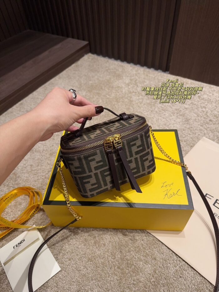 Fendi Mini Foldable Lunchbox Bag Stylish, Elegant And Versatile - Image 2