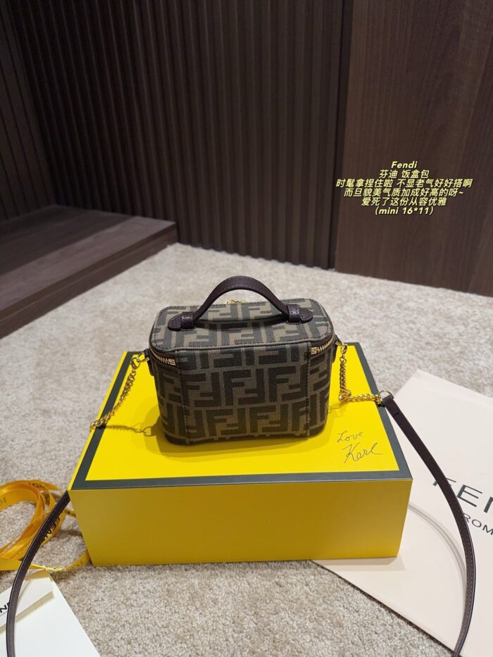 Fendi Mini Foldable Lunchbox Bag Stylish, Elegant And Versatile - Image 3
