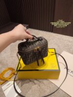 Fendi Mini Foldable Lunchbox Bag Stylish, Elegant And Versatile - Image 4