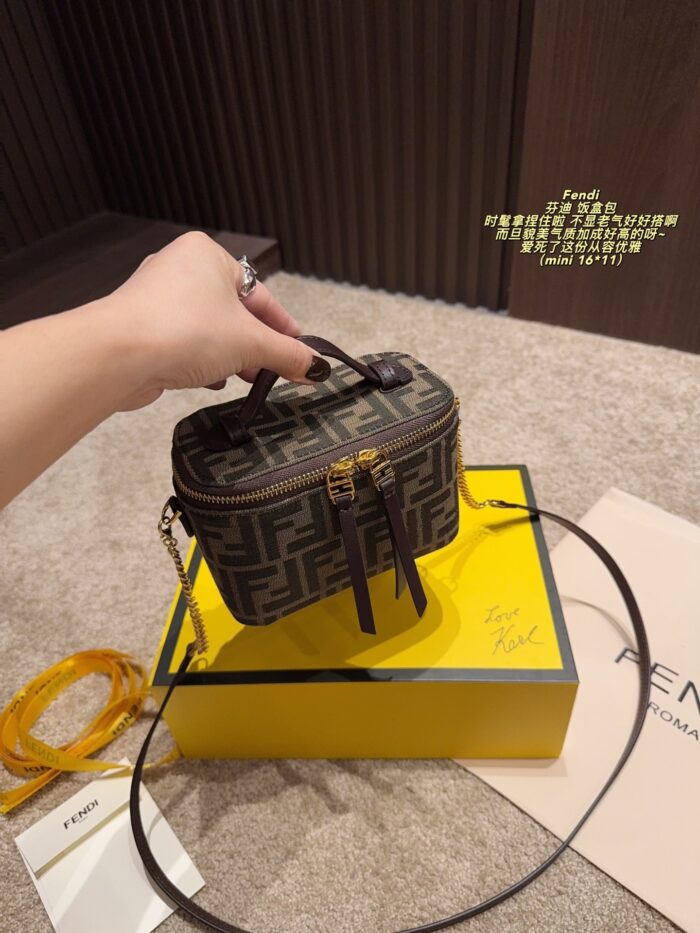 Fendi Mini Foldable Lunchbox Bag Stylish, Elegant And Versatile - Image 4
