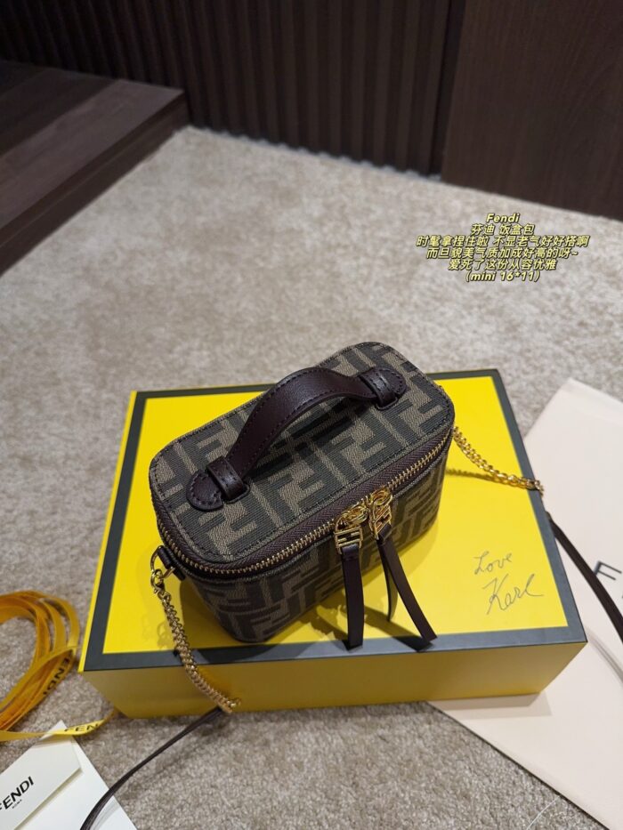 Fendi Mini Foldable Lunchbox Bag Stylish, Elegant And Versatile - Image 5