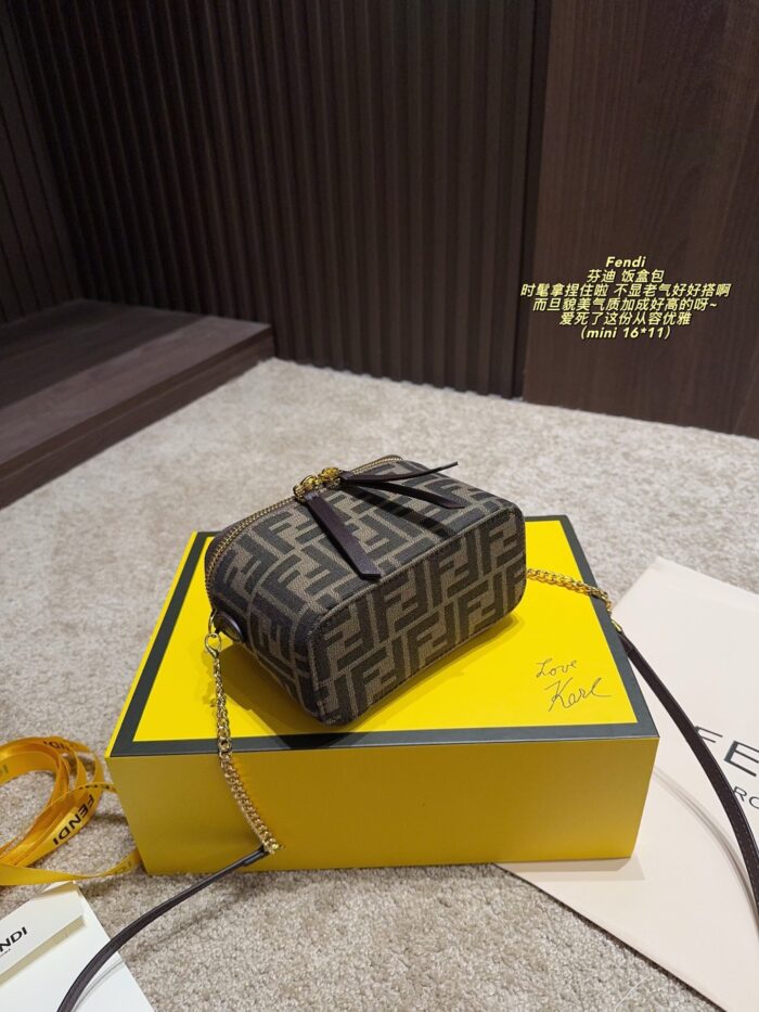 Fendi Mini Foldable Lunchbox Bag Stylish, Elegant And Versatile - Image 6