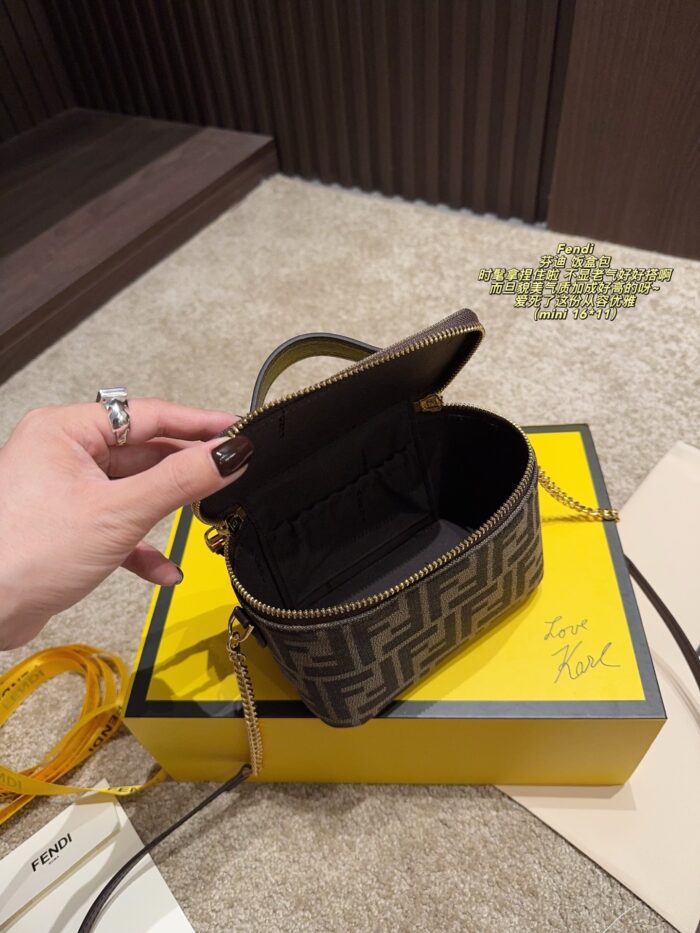Fendi Mini Foldable Lunchbox Bag Stylish, Elegant And Versatile - Image 8