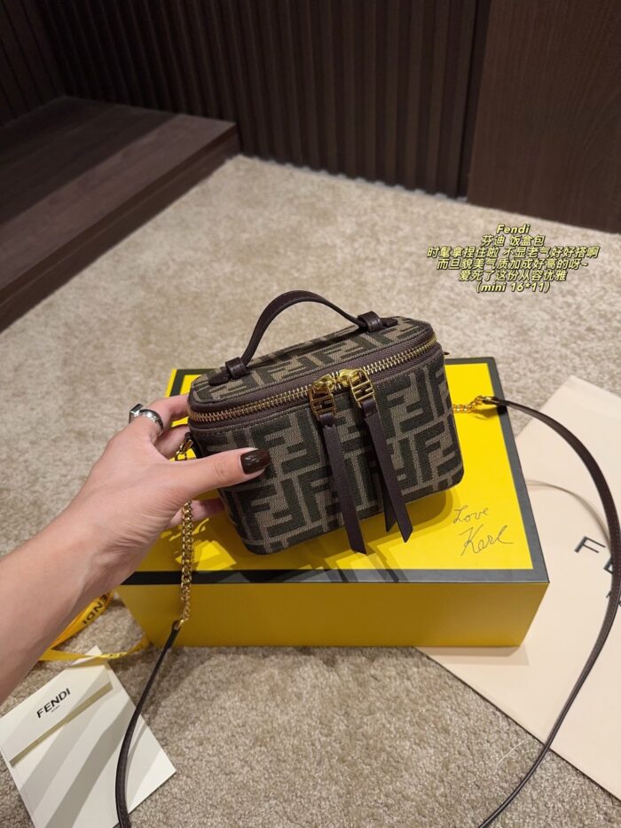 Fendi Mini Foldable Lunchbox Bag Stylish, Elegant And Versatile - Image 9