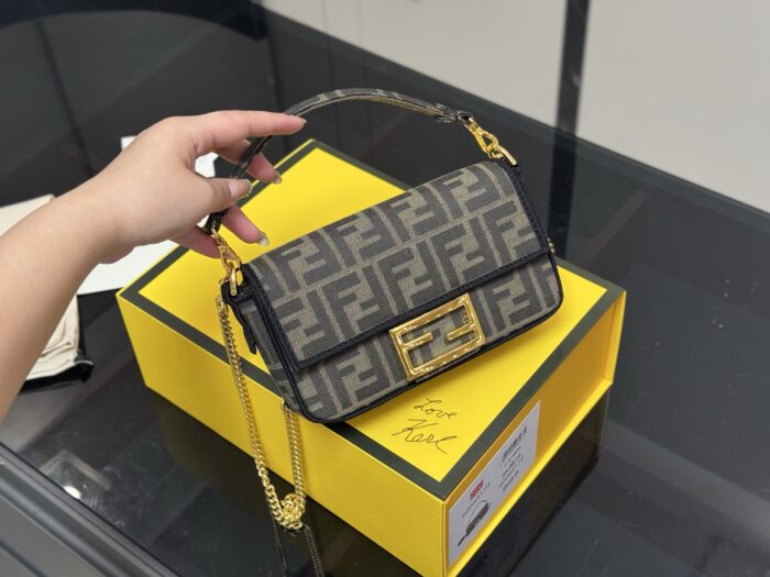 Fendi Baguette Shoulder/Crossbody Bag Effortlessly Street Style - Image 1