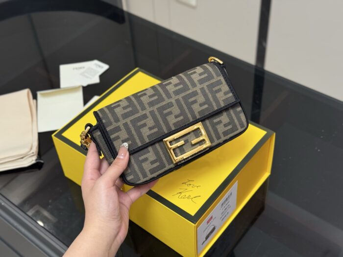 Fendi Baguette Shoulder/Crossbody Bag Effortlessly Street Style - Image 2