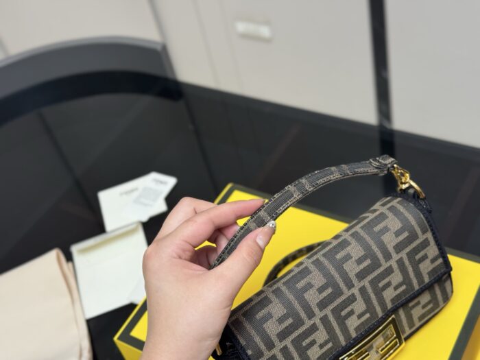 Fendi Baguette Shoulder/Crossbody Bag Effortlessly Street Style - Image 3