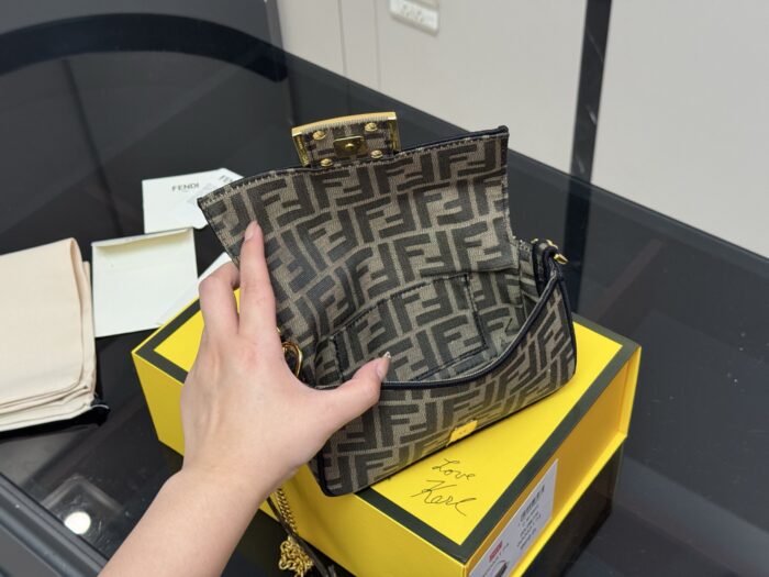 Fendi Baguette Shoulder/Crossbody Bag Effortlessly Street Style - Image 4