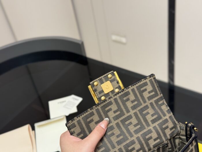 Fendi Baguette Shoulder/Crossbody Bag Effortlessly Street Style - Image 5