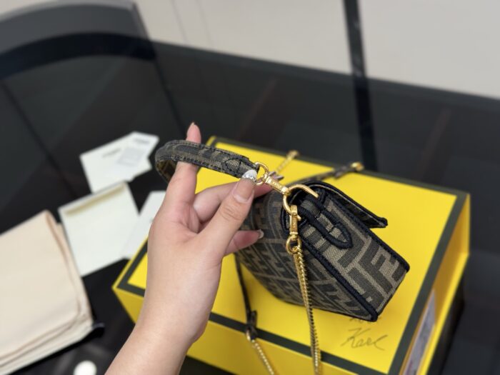 Fendi Baguette Shoulder/Crossbody Bag Effortlessly Street Style - Image 6