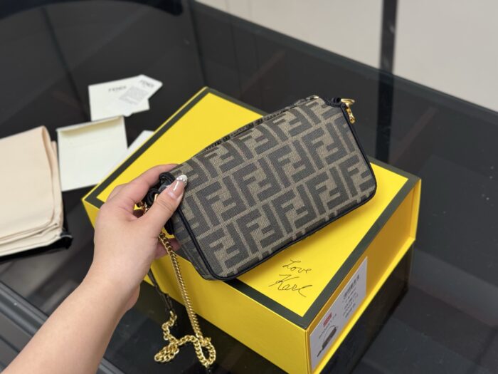 Fendi Baguette Shoulder/Crossbody Bag Effortlessly Street Style - Image 7
