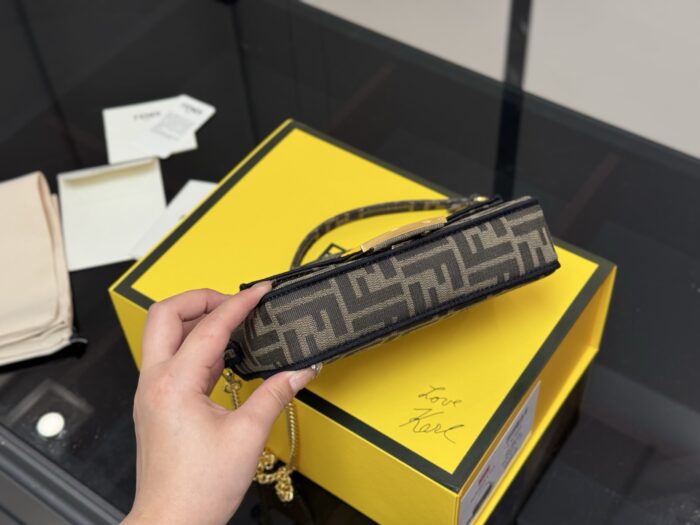 Fendi Baguette Shoulder/Crossbody Bag Effortlessly Street Style - Image 8