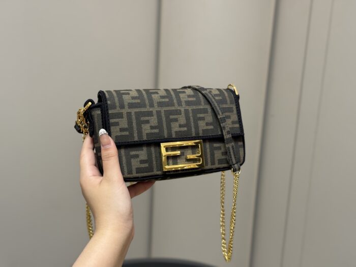 Fendi Baguette Shoulder/Crossbody Bag Effortlessly Street Style - Image 9