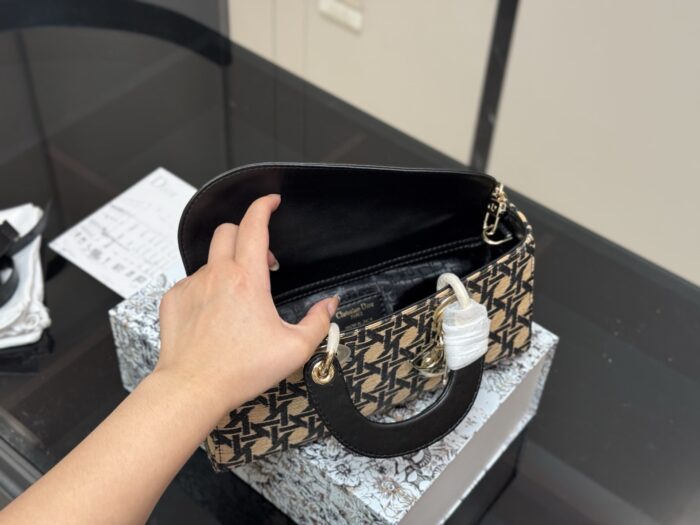Dior Lady Horizontal Diana Bag 2025 New Style Dual Straps Complete With Box - Image 4