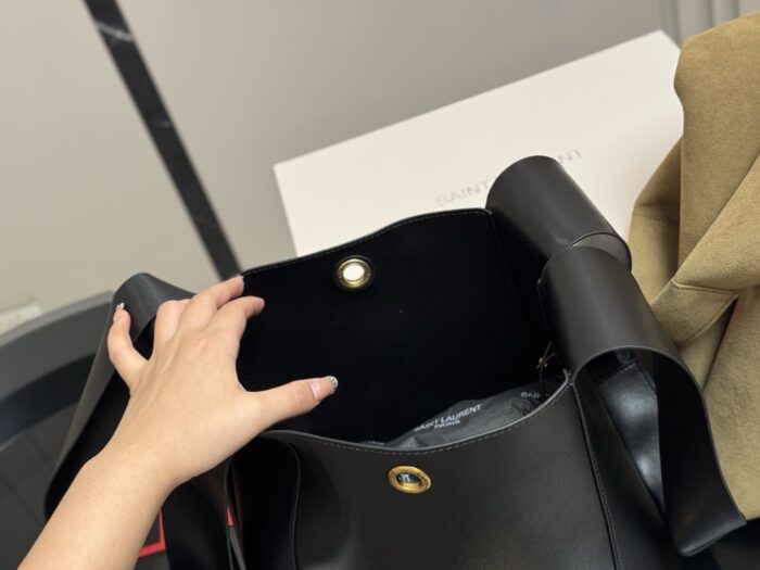 Saint Laurent Gaby Bucket Hobo Bag Continuing The Elegant And Independent Spirit - Image 4