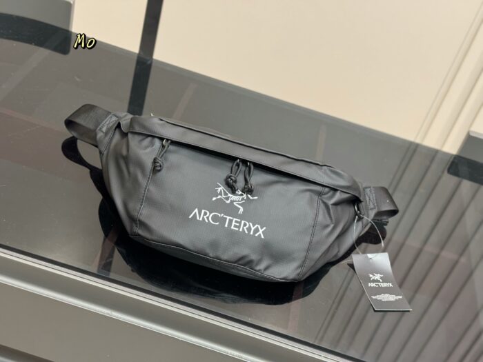 Arc'Teryx Nylon Waist Bag/Chest Pack Comfortable And Refined Effortlessly Chic For The Daily Commute - Image 2