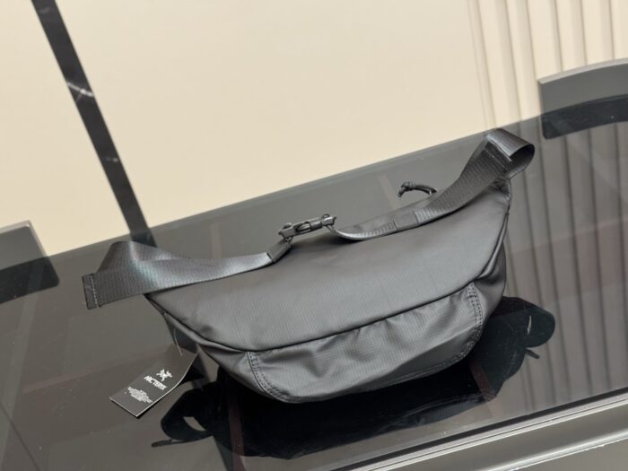 Arc'Teryx Nylon Waist Bag/Chest Pack Comfortable And Refined Effortlessly Chic For The Daily Commute - Image 7
