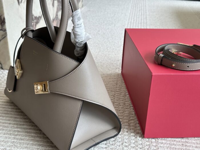 Ferragamo Trifolio Classic Shoulder Bag Adjustable Strap With Cancini Buckle Practical Card Slots Compact And Elegant - Image 3