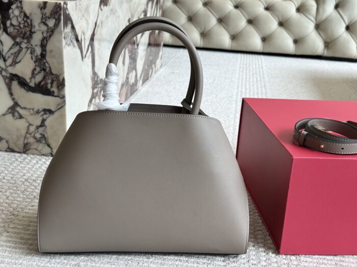 Ferragamo Trifolio Classic Shoulder Bag Adjustable Strap With Cancini Buckle Practical Card Slots Compact And Elegant - Image 4