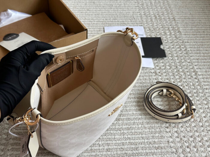Coach New Bucket Bag Casual And Relaxed With A Structured, Full Silhouette Perfect For Underarm Or Crossbody Carry Essential For Commuting - Image 4