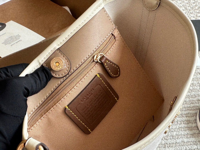 Coach New Bucket Bag Casual And Relaxed With A Structured, Full Silhouette Perfect For Underarm Or Crossbody Carry Essential For Commuting - Image 5