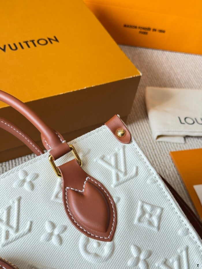 Louis Vuitton On The Go Jungle Print Bag Handheld/Shoulder Strap Large Logo Resistant To Deformation - Image 7