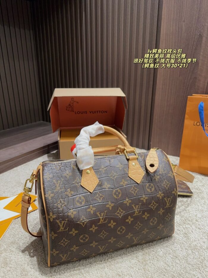 Louis Vuitton Crocodile-Embossed Pillow Bag Exquisite Elegance, Versatile For All Seasons - Image 2