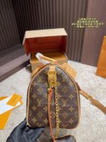 Louis Vuitton Crocodile-Embossed Pillow Bag Exquisite Elegance, Versatile For All Seasons - Image 8