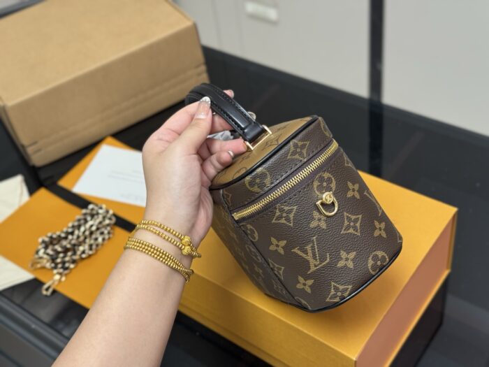 Louis Vuitton Nice Vanity Cosmetic Bag Authentic Hardware Includes Shoulder Strap - Image 6