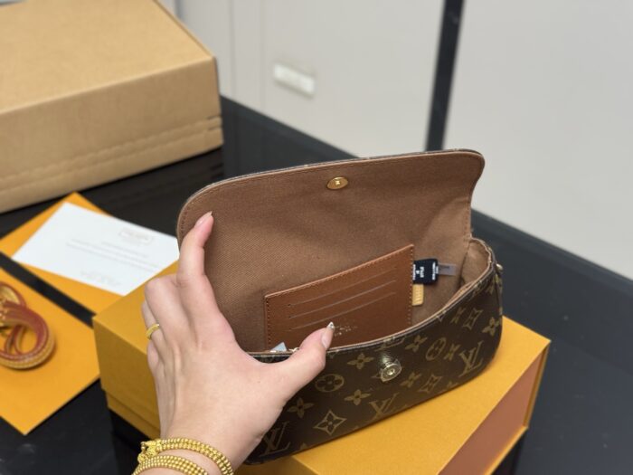 Louis Vuitton Ivy Woc Double Chain Mahjong Bag Crossbody, Shoulder Or Handheld Carry Internal Card Slots - Image 4