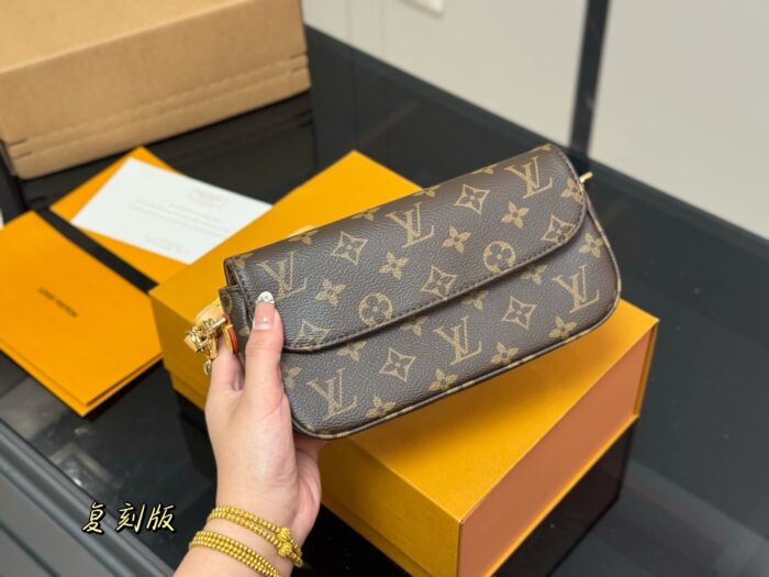 Louis Vuitton Ivy Woc Double Chain Mahjong Bag Crossbody, Shoulder Or Handheld Carry Internal Card Slots - Image 5