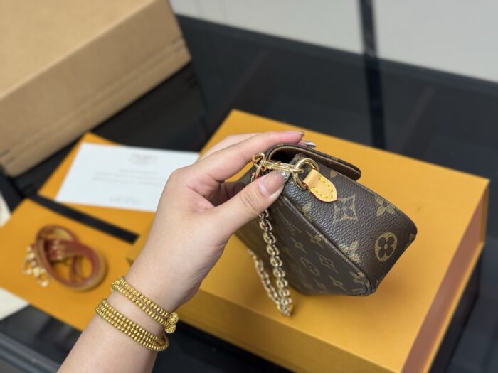 Louis Vuitton Ivy Woc Double Chain Mahjong Bag Crossbody, Shoulder Or Handheld Carry Internal Card Slots - Image 6