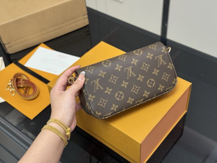 Louis Vuitton Ivy Woc Double Chain Mahjong Bag Crossbody, Shoulder Or Handheld Carry Internal Card Slots - Image 7