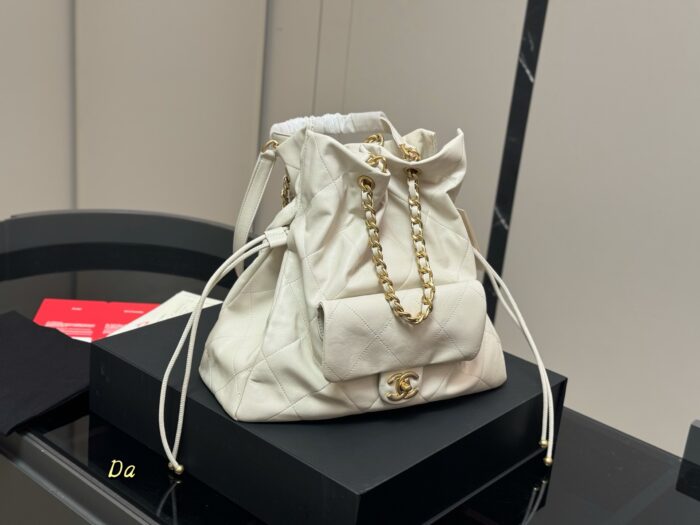 Chanel New Shopping Tote Exquisite Craftsmanship Contemporary Fashion Elements - Image 1