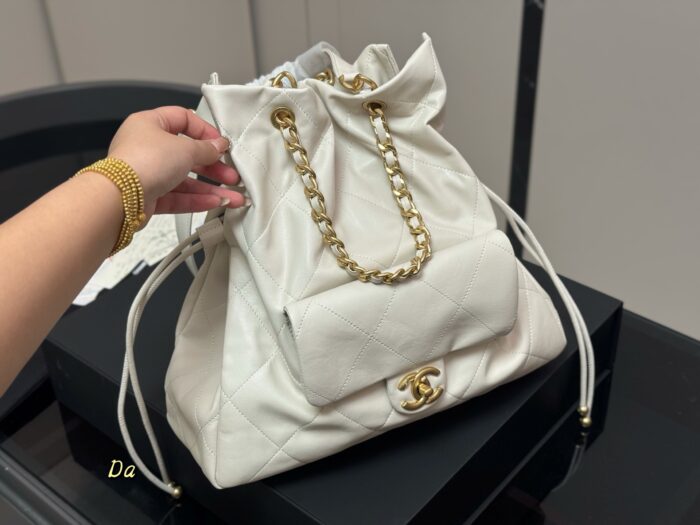 Chanel New Shopping Tote Exquisite Craftsmanship Contemporary Fashion Elements - Image 2