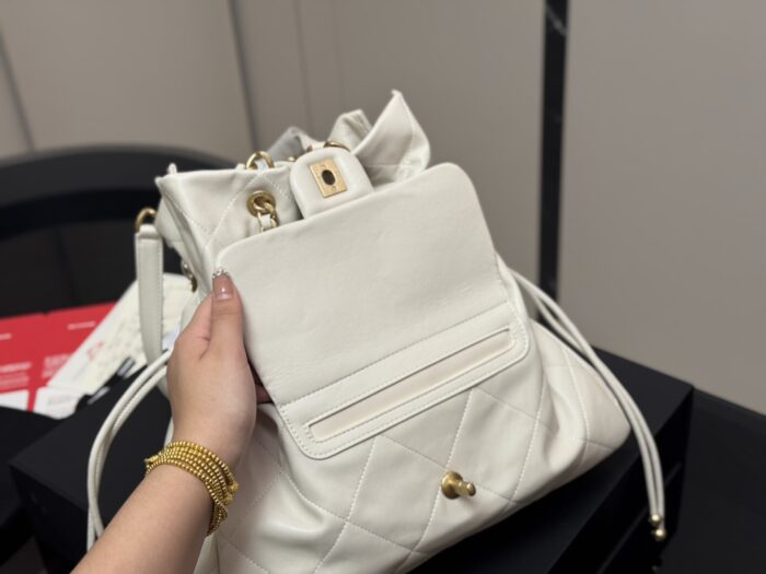 Chanel New Shopping Tote Exquisite Craftsmanship Contemporary Fashion Elements - Image 3