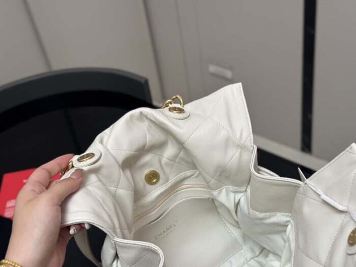 Chanel New Shopping Tote Exquisite Craftsmanship Contemporary Fashion Elements - Image 4