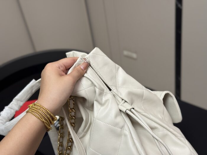 Chanel New Shopping Tote Exquisite Craftsmanship Contemporary Fashion Elements - Image 6
