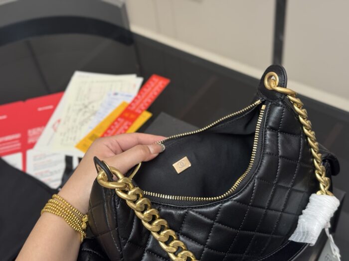 Chanel Hobo New Summer Handbag Exquisite Craftsmanship Trend-Forward Design - Image 4
