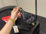 Chanel Hobo New Summer Handbag Exquisite Craftsmanship Trend-Forward Design - Image 7