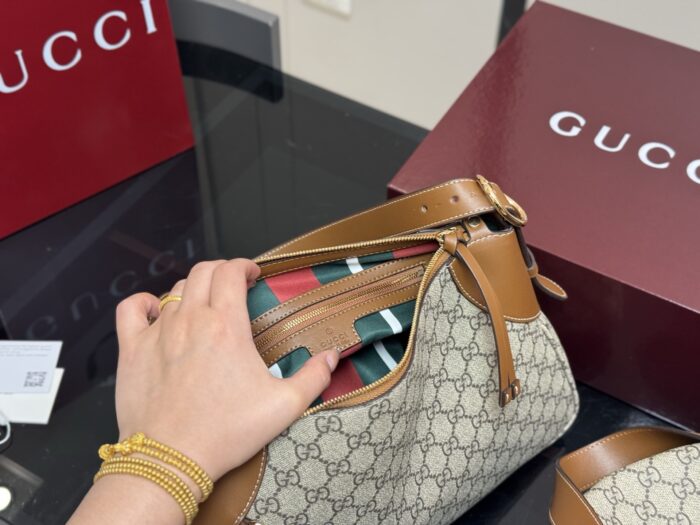 Gucci Emblem Series Tote Bag Lightweight And Practical Classic Gg Print - Image 4