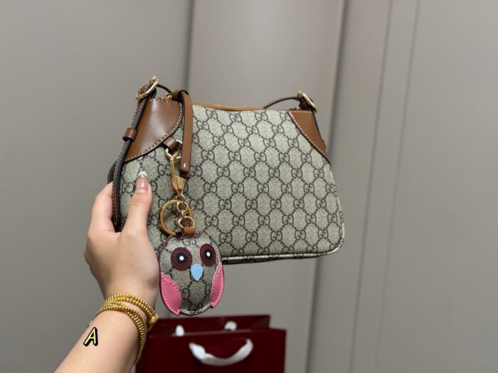 Gucci Emblem Series Tote Bag Lightweight And Practical Classic Gg Print - Image 9