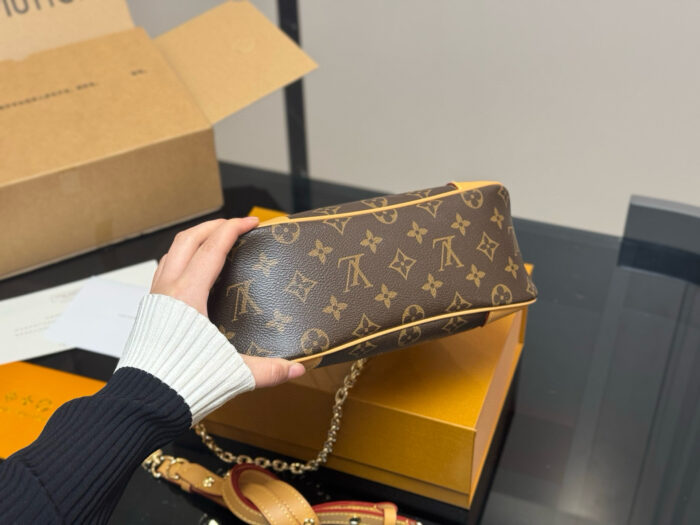 Louis Vuitton Vintage Horn Bag Classic Vintage Shoulder Bag Original Hardware With Yellow Leather Includes Shoulder Strap And Chain Versatile For Both Shoulder And Crossbody Carry - Image 9